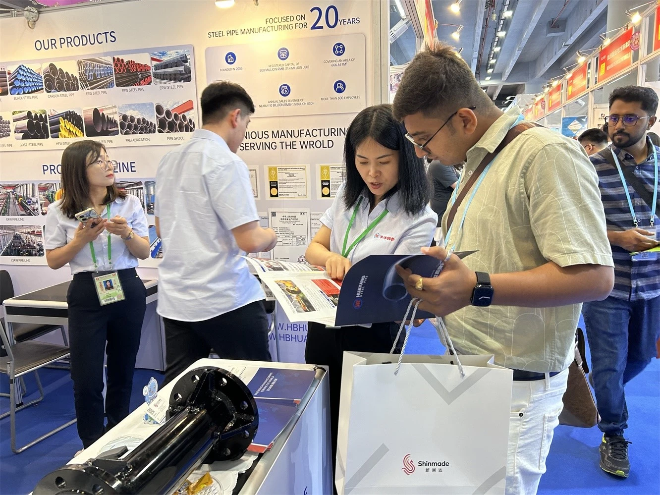 Les tuyaux en acier de Huayang attirent des foules immenses|Foire de Canton, ...